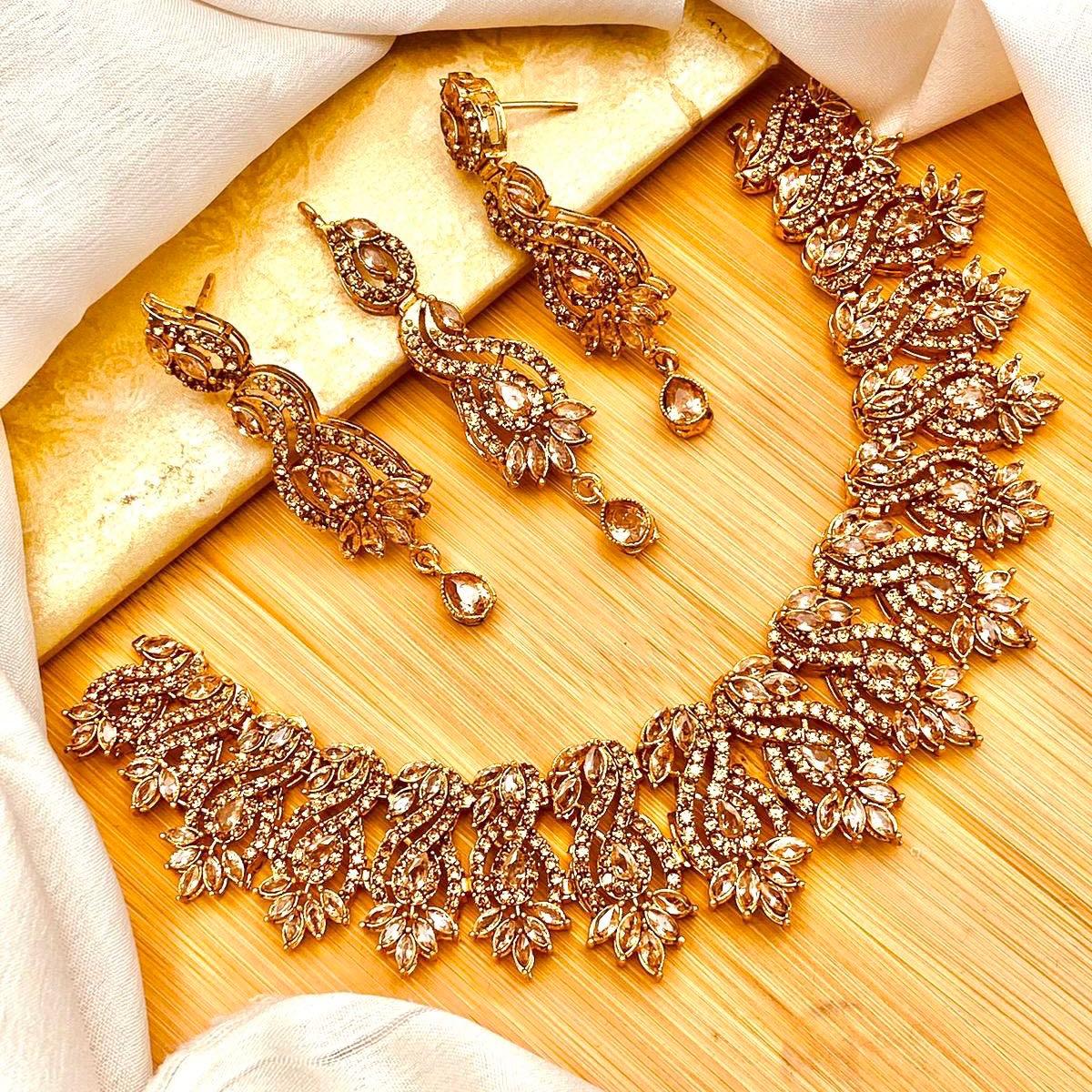 Farwaaa Necklace set with earrings teeka