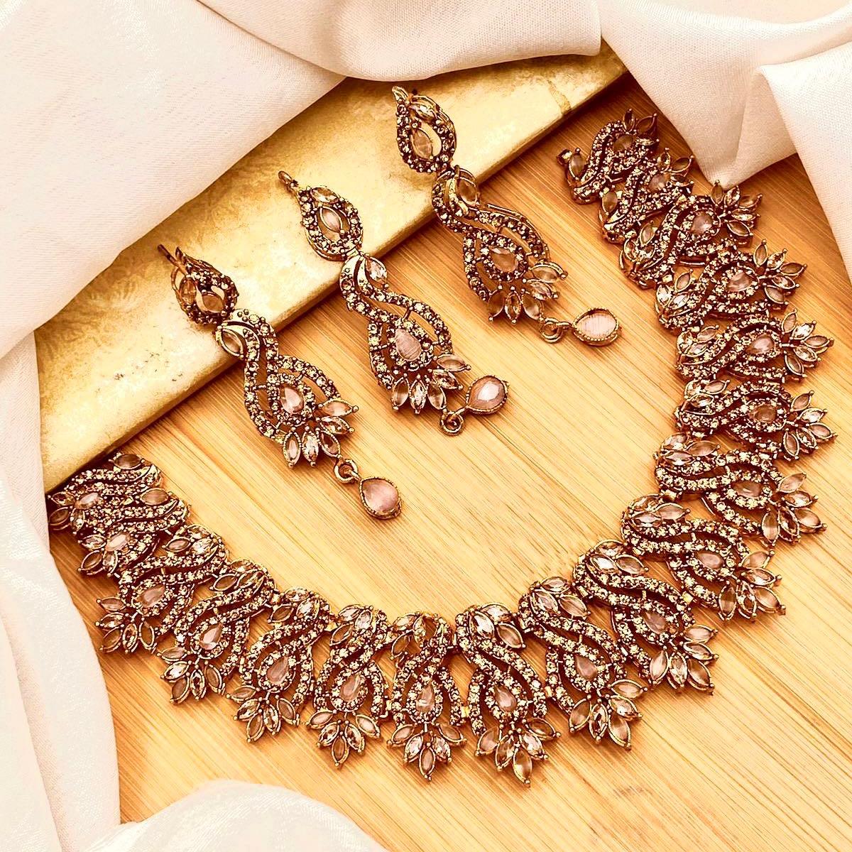 Farwaaa Necklace set with earrings teeka