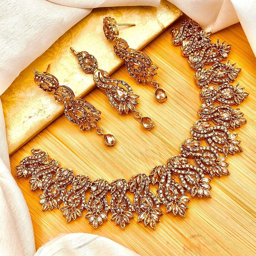 Farwaaa Necklace set with earrings teeka