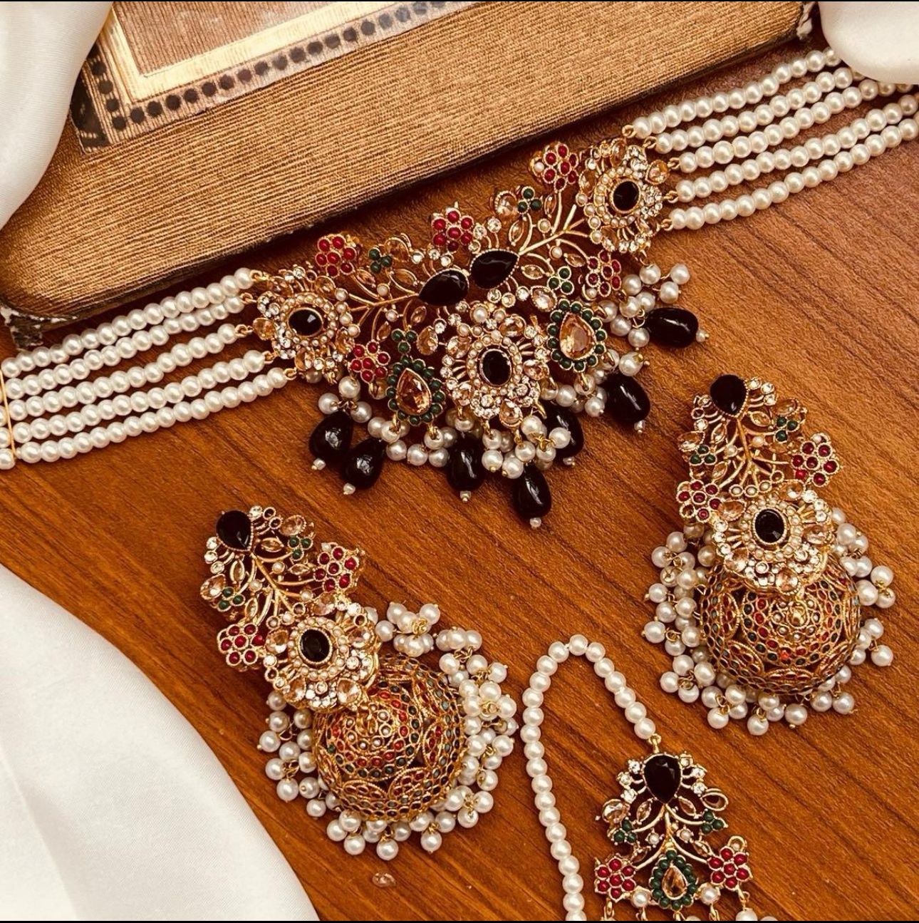 Paras Choker Set