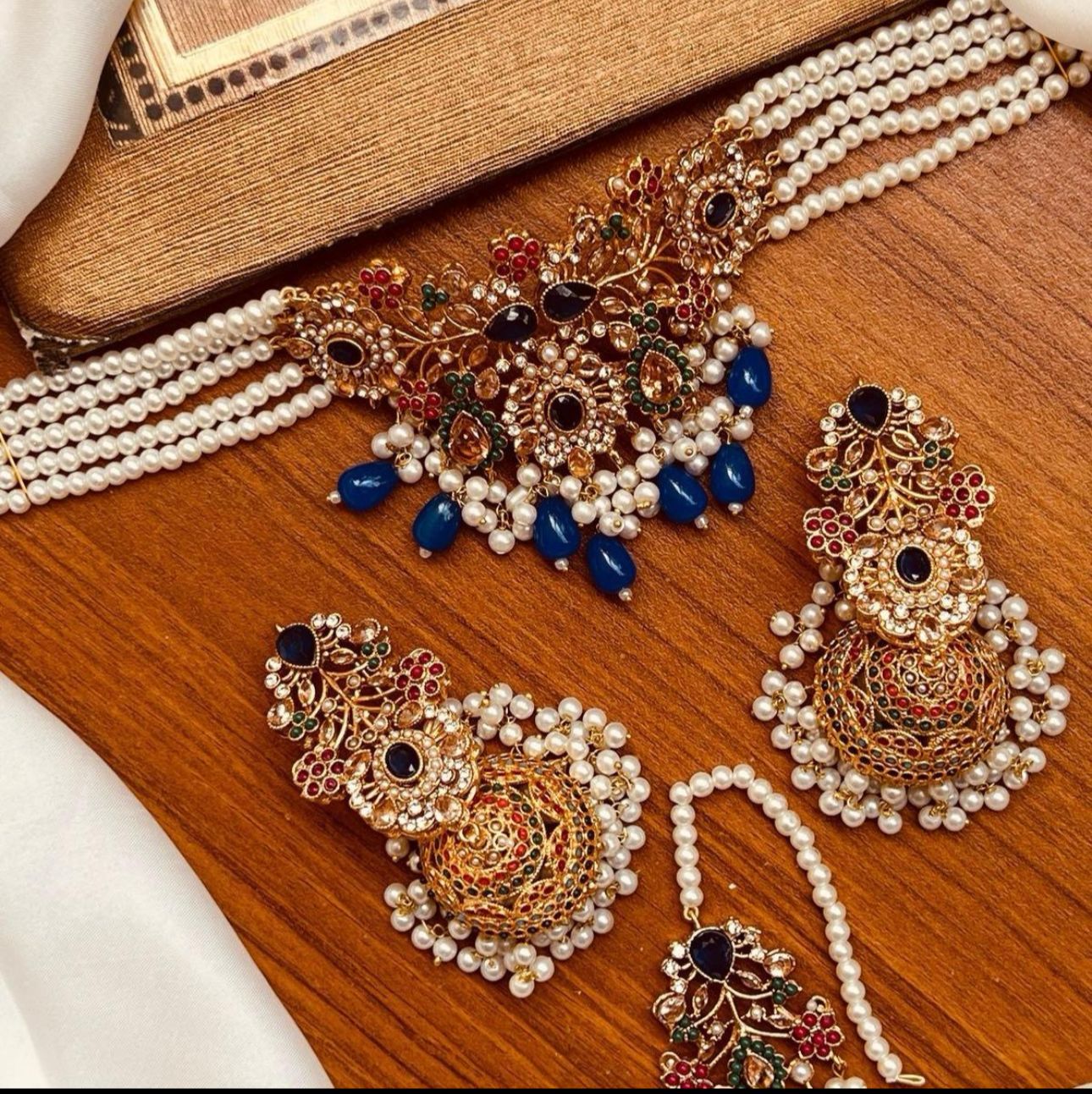 Paras Choker Set