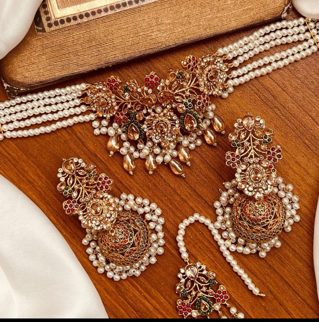 Paras Choker Set