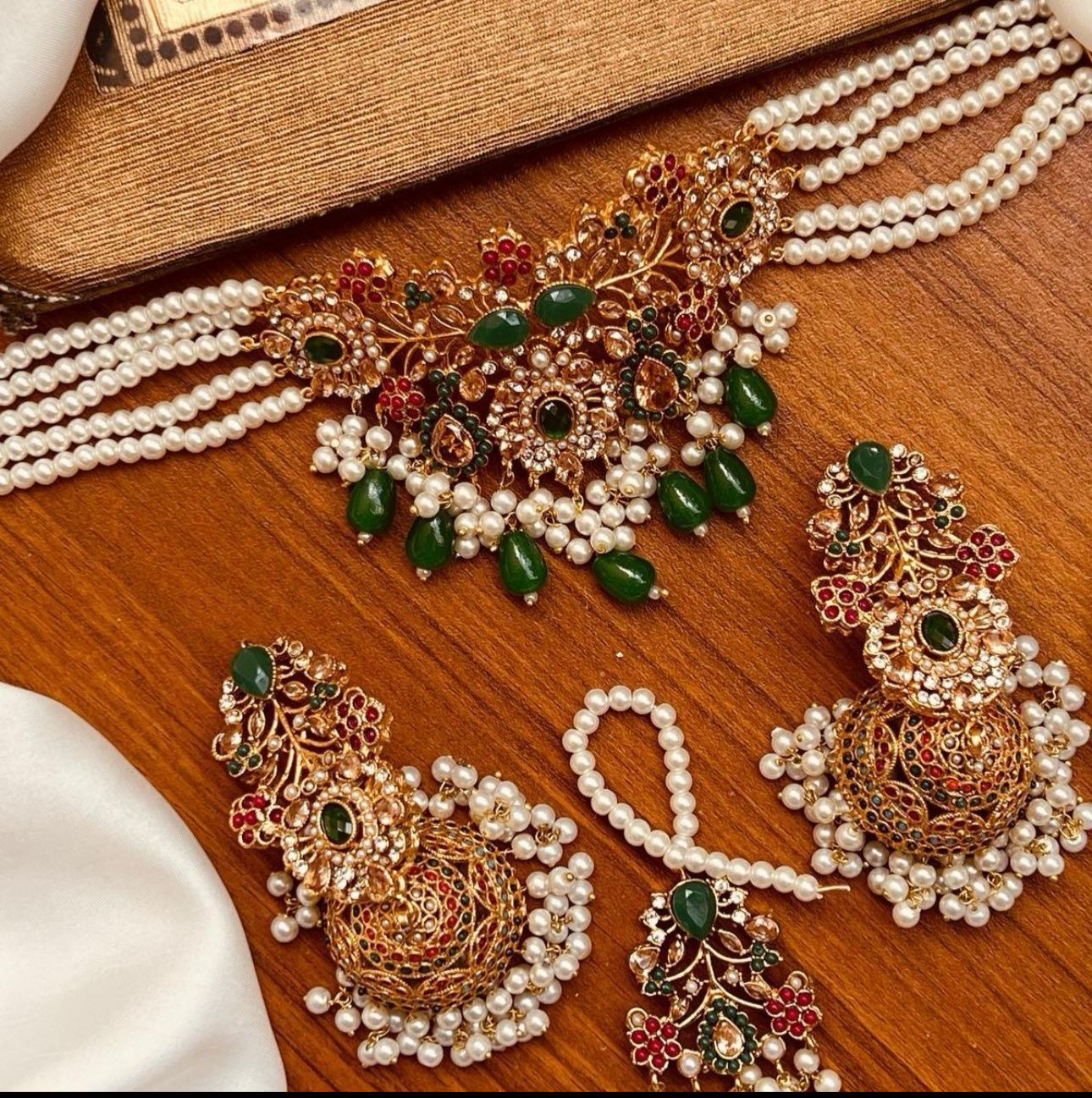 Paras Choker Set
