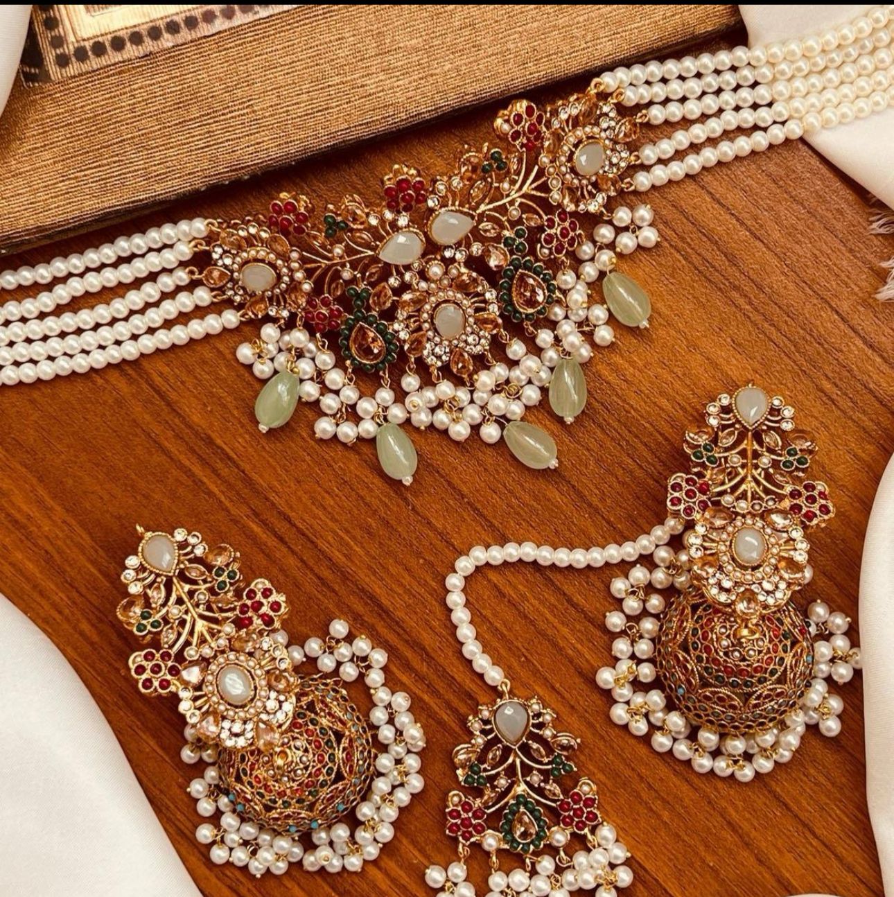 Paras Choker Set