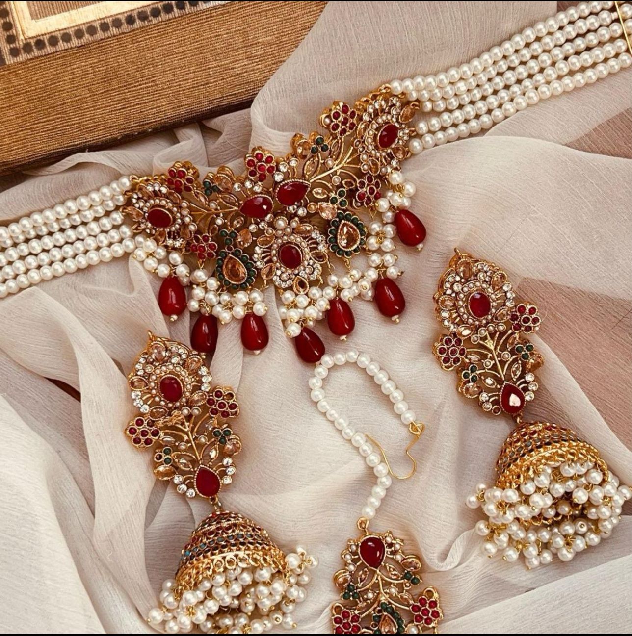 Paras Choker Set