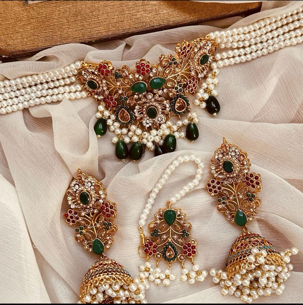 Paras Choker Set