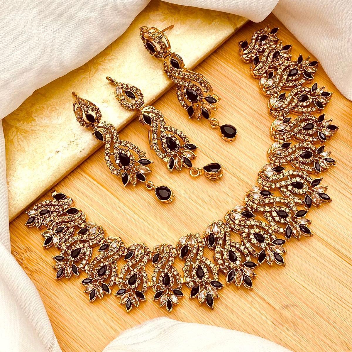 Farwaaa Necklace set with earrings teeka