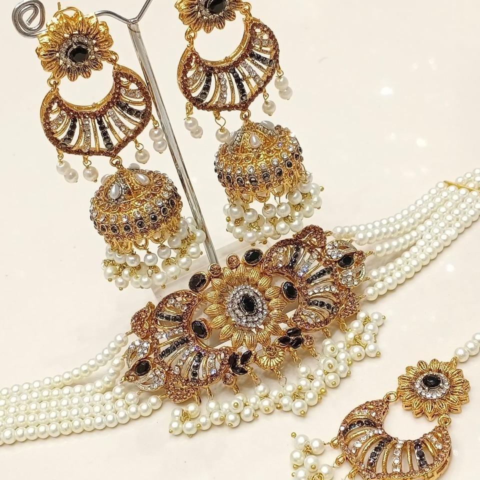 GULNAR Choker set with earring tekka